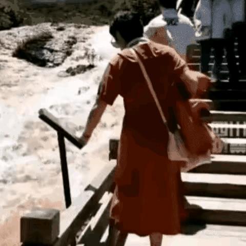 世上竟然还有如此厚颜无耻之人，这个女人一边走一边把危险地段的警示牌推到河里，游客