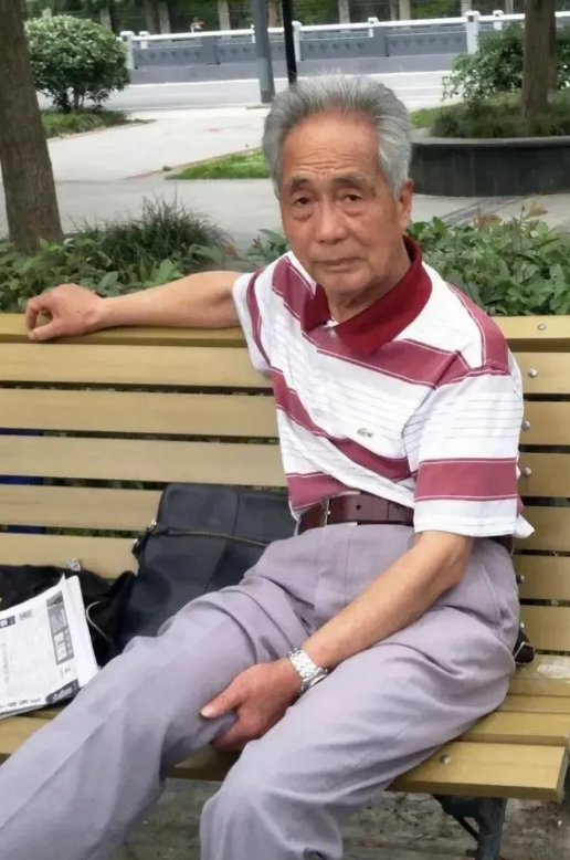一大叔发视频哭诉，说自己现在60多岁了，从退休以后，她老婆从不拿他当人看，从来没