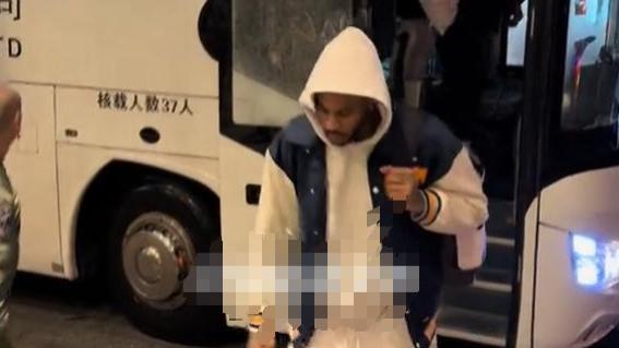 输给广厦后，广东全队垂头丧气，吉伦沃特一瘸一拐，库克没人理