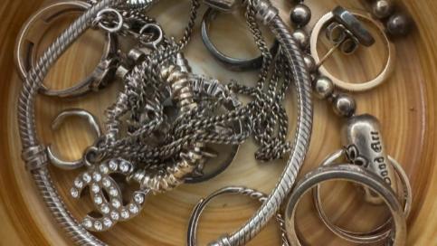 3 分钟清洁金银首饰！省钱又安全的实用技巧