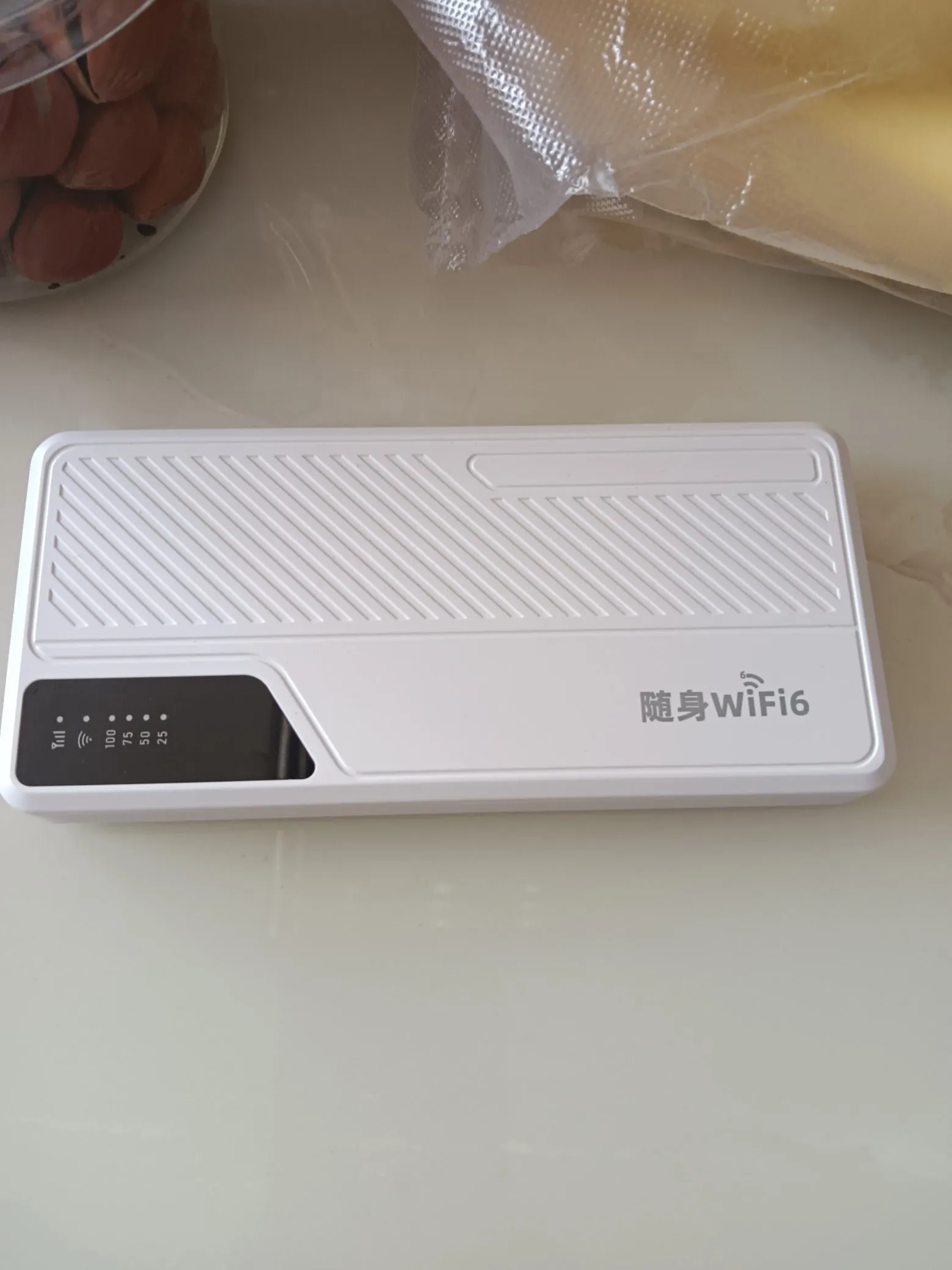 这个随身WiFi挺贵的
九十九块钱
因为楼上还没有联网
今天买了一个这东西
电视