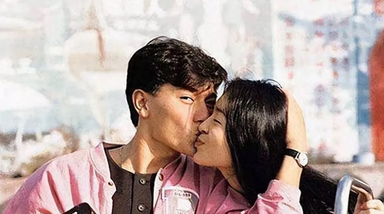 我刚刚去查了朱丽倩，

不查不知道，

一查真被惊到了，

本以为刘德华的妻子是