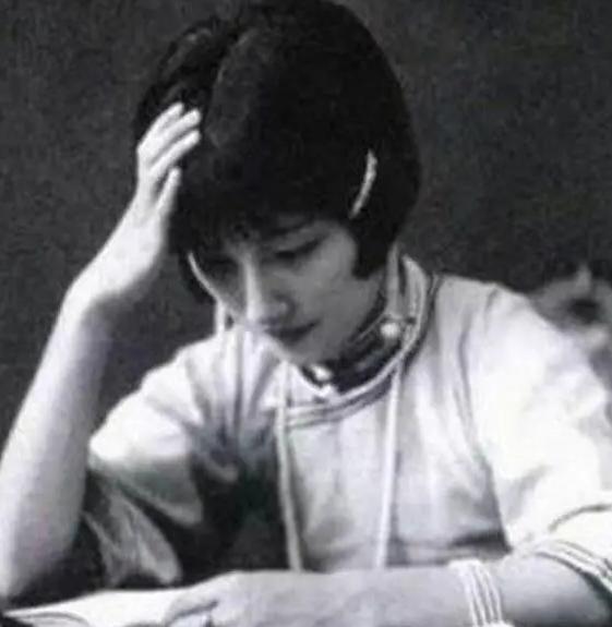 1928年，徐母推门见徐志摩与陆小曼、翁瑞午赤身同床。



这幅令人震惊的画面