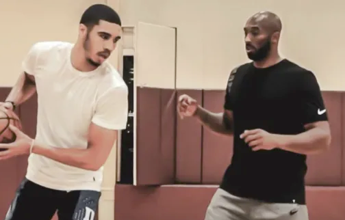 凯尔特人前锋杰森-塔图姆近日接受节目专访，期间他再次谈起了自己的偶像科比-布莱恩