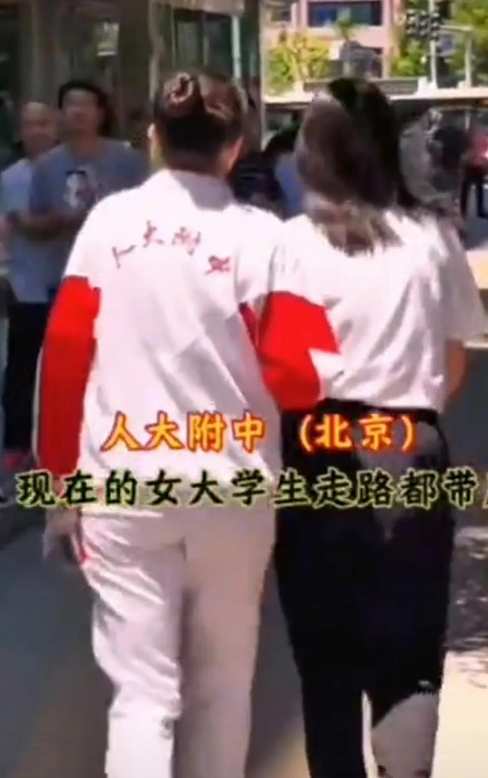为了孩子，爸爸们也是拼了！
高考已经临近尾声，为了孩子们，考场门口的家长们也是拼