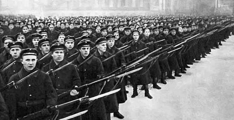 1923年红海军战士在彼得格勒宫殿广场宣誓