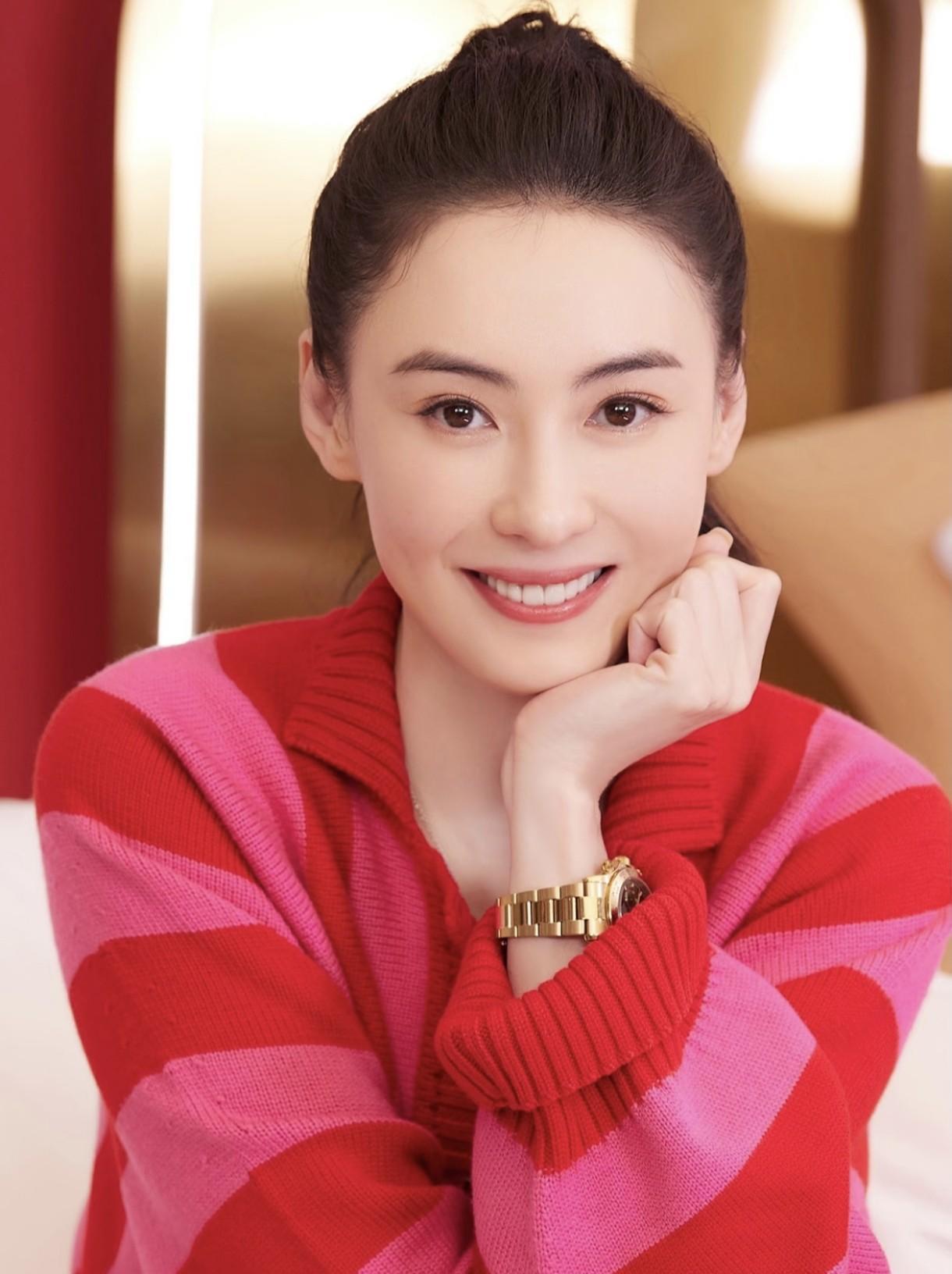 主持人问张柏芝：三个儿子里，谁最让你暖心？
张柏芝毫不犹豫地回答：二儿子，他就是