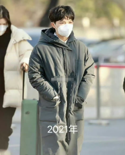 这身装扮已经成为周深参加春晚彩排的固定造型了，看到它就让人安心。每年都能在春晚舞