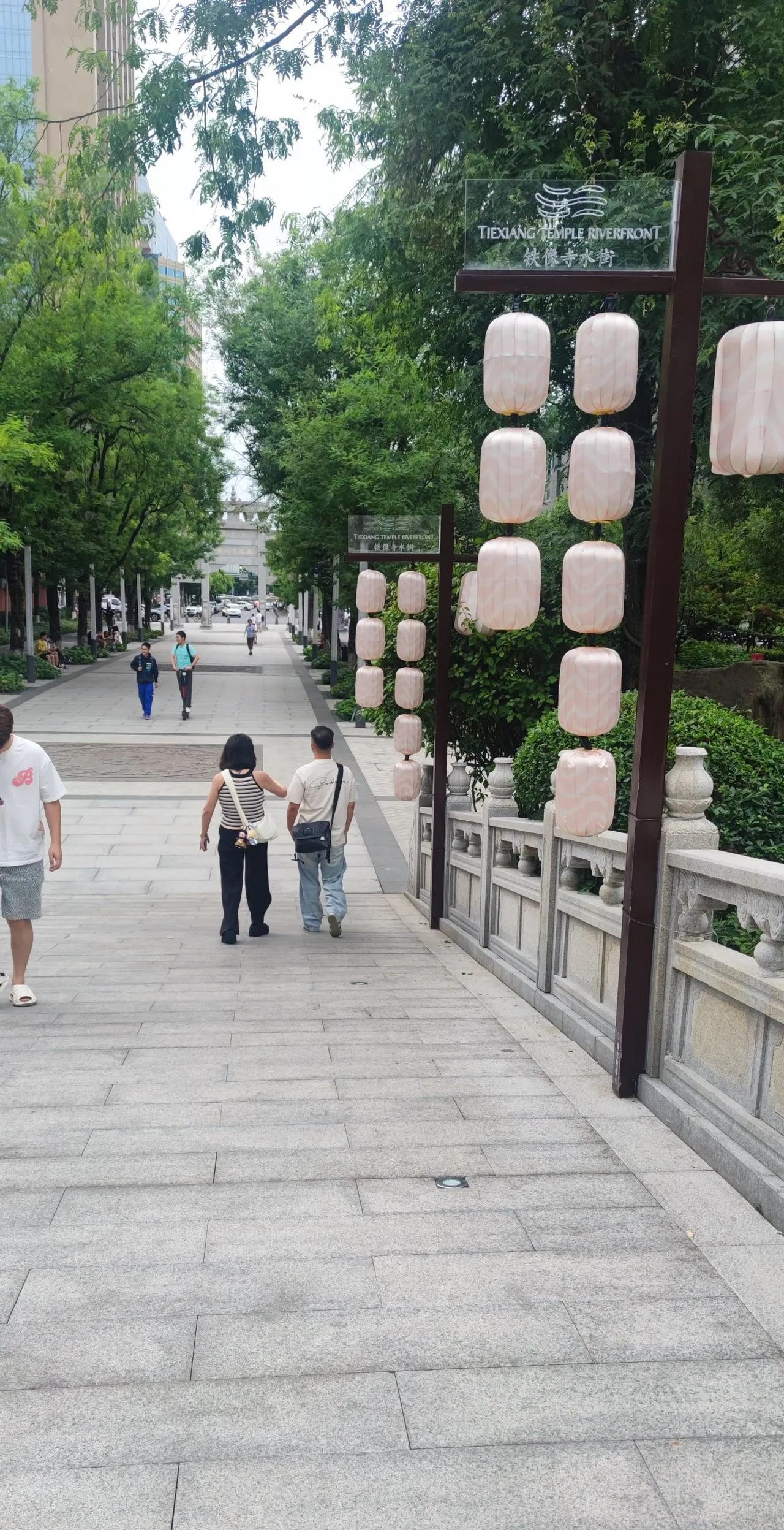 #中年女性如何保持年轻和活力#中年女性想要保持年轻和活力，需从内而外下功夫。心态