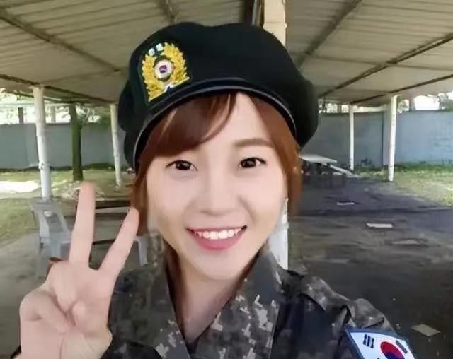 文章内容



韩国空军女军官李艺琳自杀，总统文在寅出席葬礼道歉。李艺琳曾遭上司