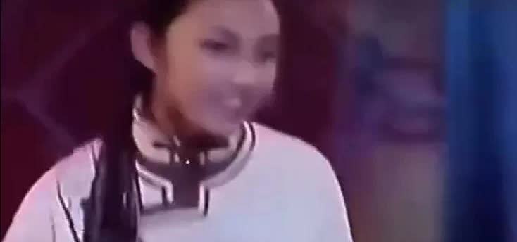 那尔那茜16岁在内蒙古春晚表演，两个人节目，另一个是吉祥三宝里女孩。镜头竟然全部