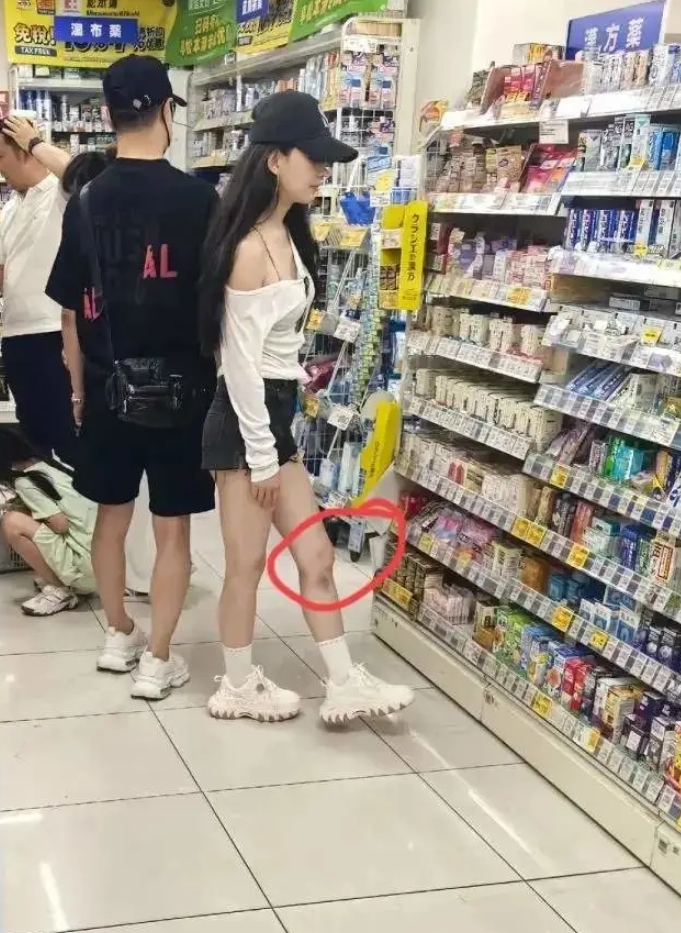 汪峰与女友现身日本药店，森林北身材比例藏不住，不是大长腿