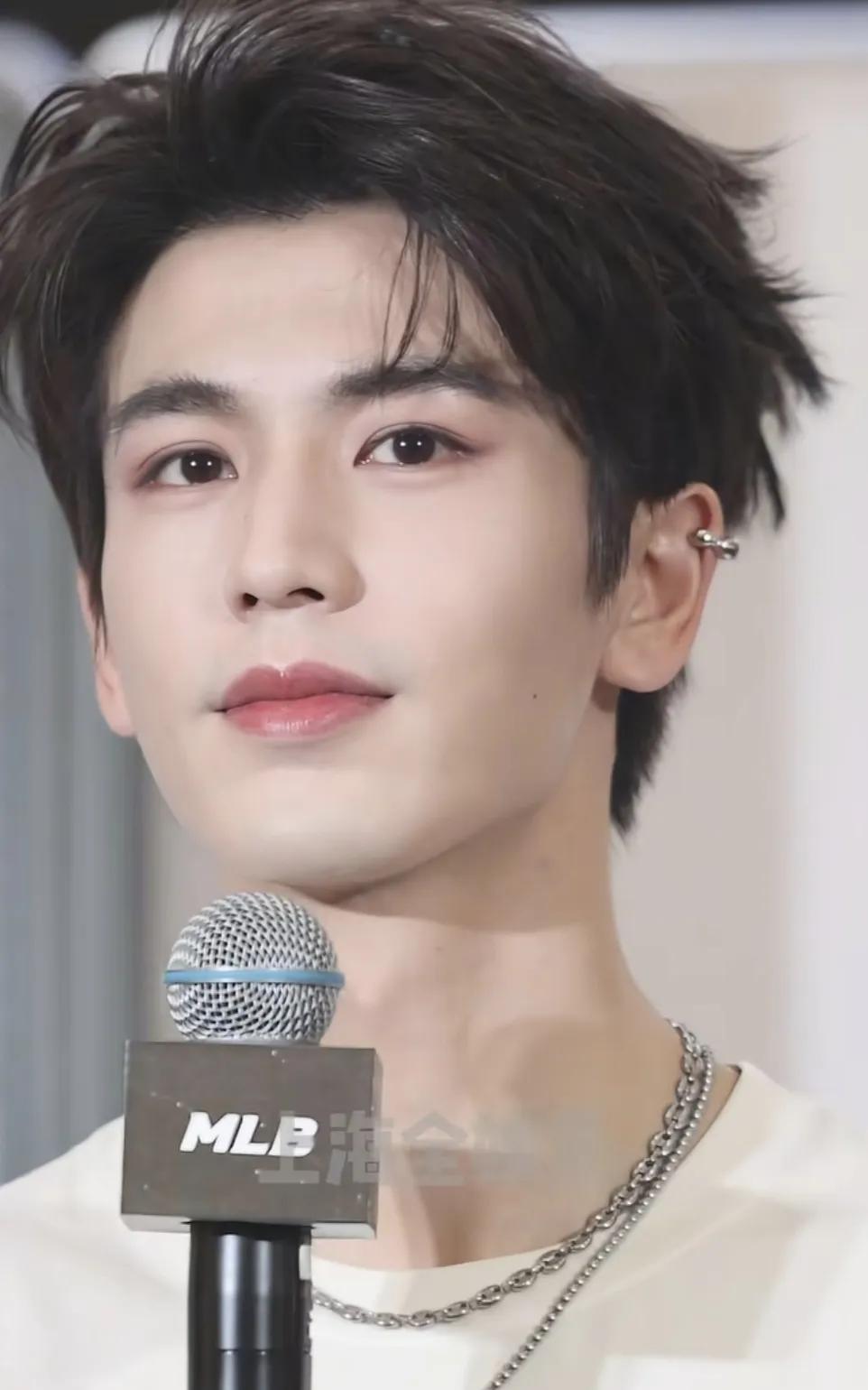 张凌赫：从心动到沦陷，浓颜系男神的致命吸引力
在娱乐圈的星河里，张凌赫宛如一颗璀