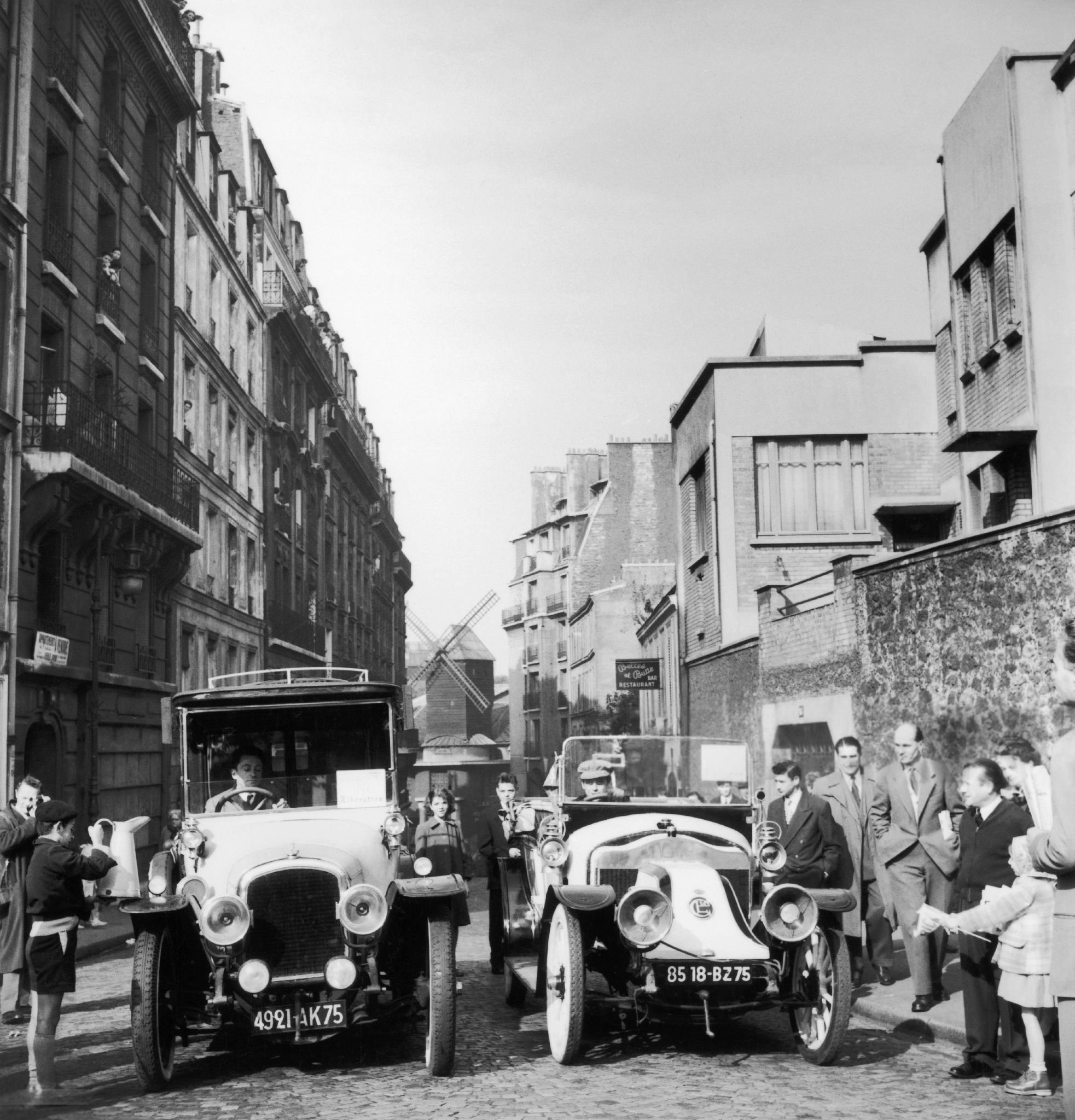 1957年，法国巴黎的老爷车比赛。