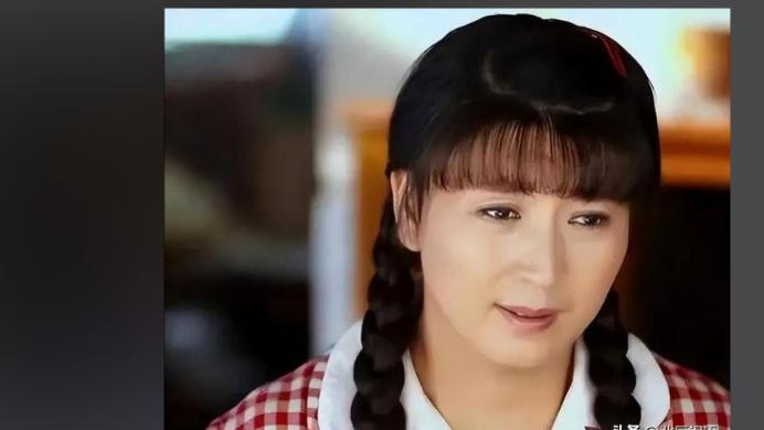 闫学晶15天口碑归零：从国民媳妇到全网群嘲，藏着创业者必避的3个深坑