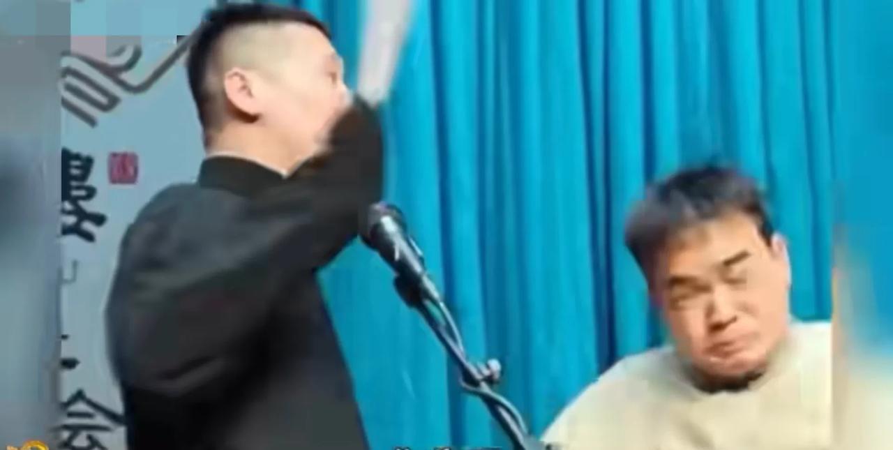 杨九郎在舞台上一扇子打懵了尚筱菊，虽说是节目效果，也知道说相声的扇子是特制的道具