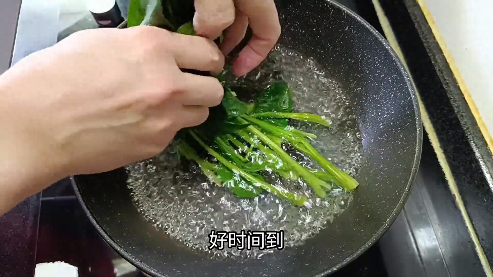 早上不知道吃什么，试一试这个菠菜饼，营养味美，又软又劲道