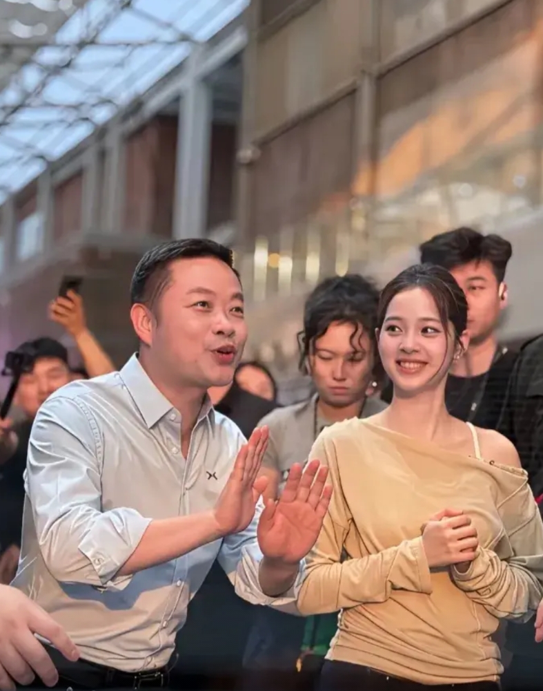 造车新势力三巨头蔚小理咋成大网红了，一个比一个会宣传，看的我眼睛发亮。我在想是不