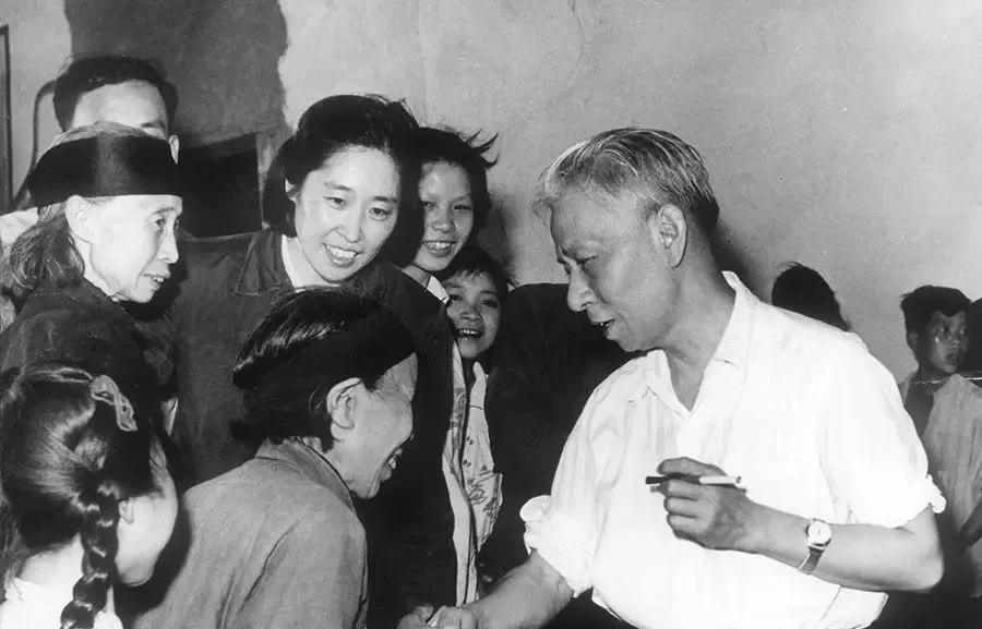 刘少奇布鞋回村，蹲在土墙下和乡亲们聊了什么？
 1961年5月，春深时节，一辆普
