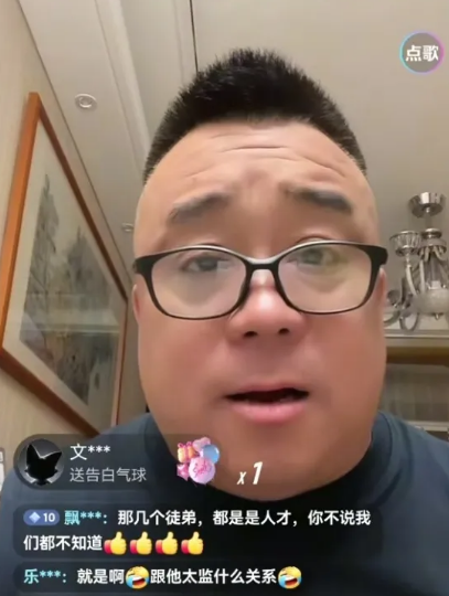 虎豹喊话杨议：你把你的助理小辉轰走，咱们三个一起直播，比他强的多！这几天杨议小助