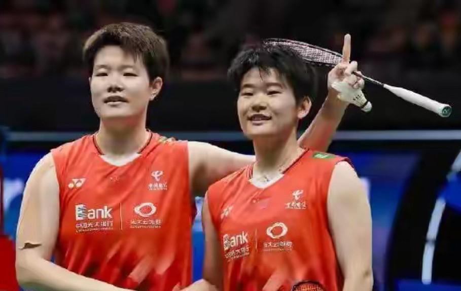 国羽女双全员晋级八强。
         今天2025中国羽毛球公开赛，国羽三对