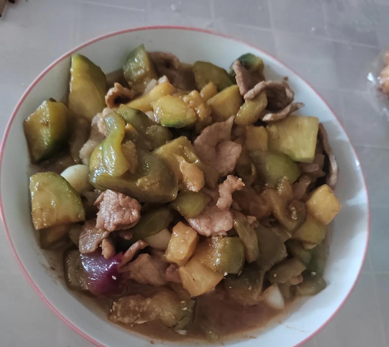 人老了炒菜是不是都咸啊？
这是我妈炒的菜，尝一口差点齁死我，难吃到一口下去打寒颤