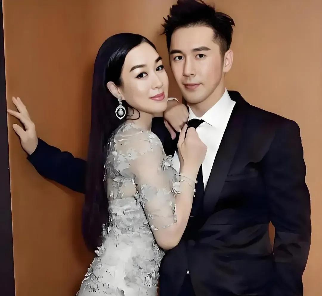 钟丽缇：大家终于喜欢夸我老公了
婆婆立刻接话：“早就该夸”。
张伦硕与钟丽缇相识