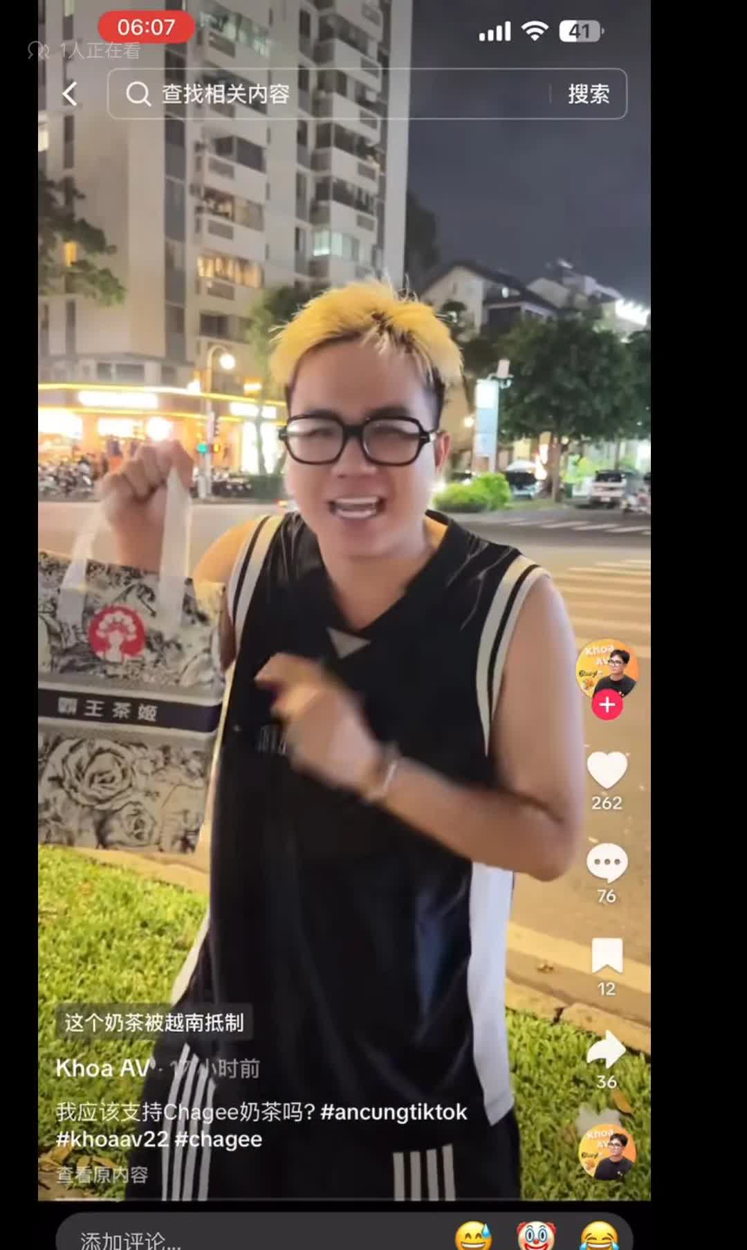 霸王茶姬在越南开店，很多当地网红为了流量排队买奶茶，喝了几口后又倒掉

奶茶