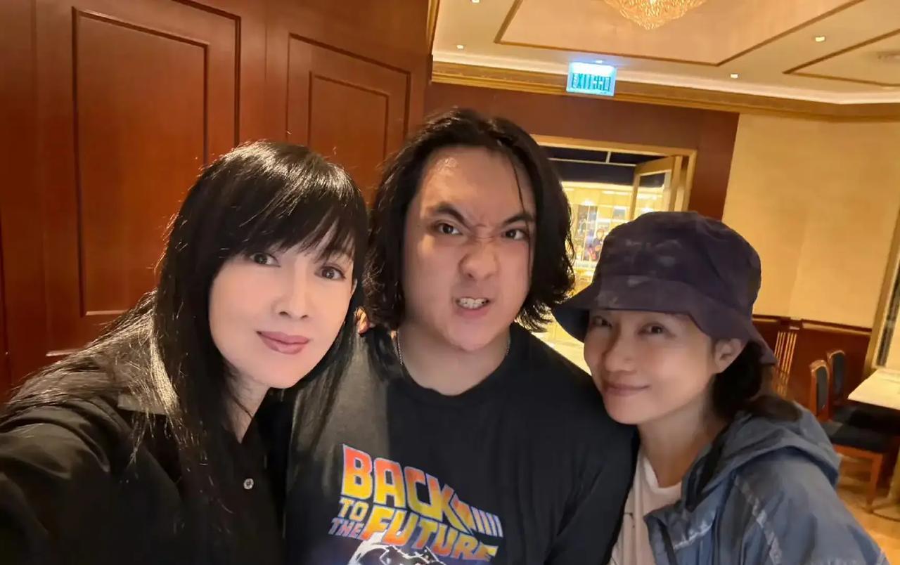 吴镇宇带家人和好友聚餐，染一头黄发略显年轻，儿子费曼却是越长越歪，
说好的星二代