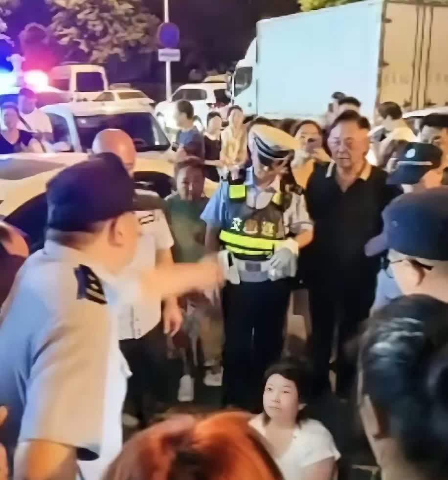 人能无理取闹到啥地步!
一女子在小区停车，几乎每次都停在消防通道上，物业多次劝