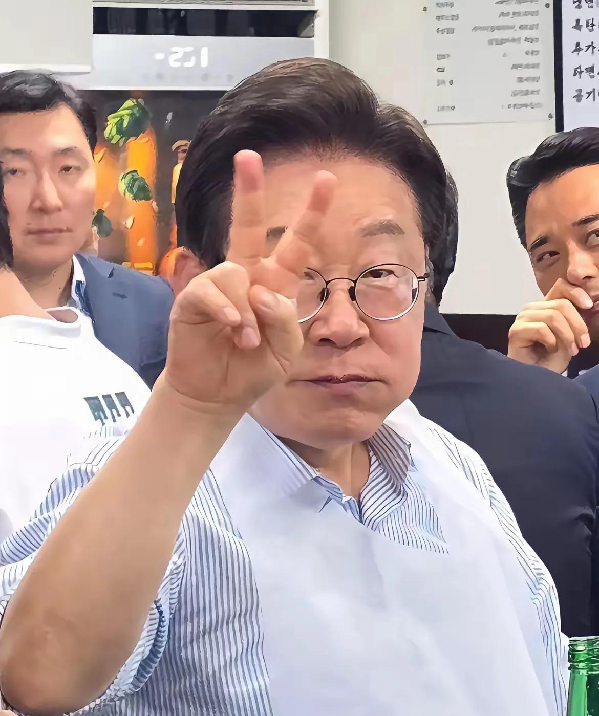 竟然出乎所有人的预料，韩国总统李在明的民意支持率竟然有64%，这是出乎大家的预测