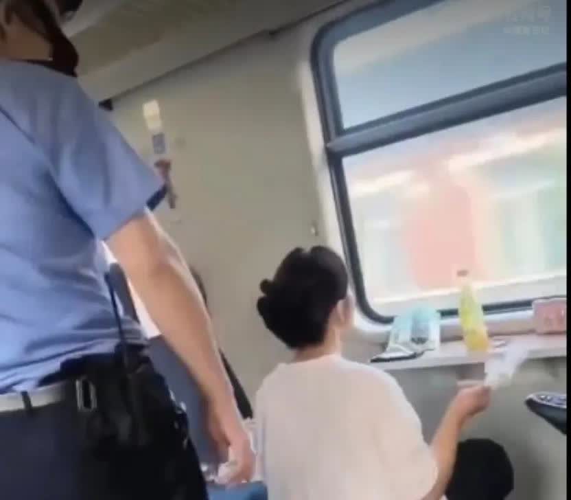 遇到没素质、没道德的人，难道只能自认倒霉？
近日，一名女子在凌晨五点的火车硬座