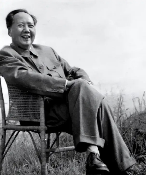 1949年毛主席下令炮轰英国军舰，斯大林惊了，感叹道：“此人不仅有傲骨，更有虎胆