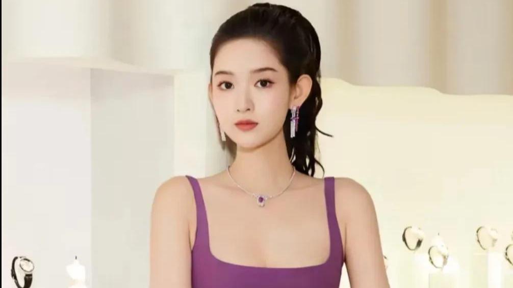 王玉雯参加迪奥活动，知性成熟面终于展现，紫色绝对是她“幸运色”