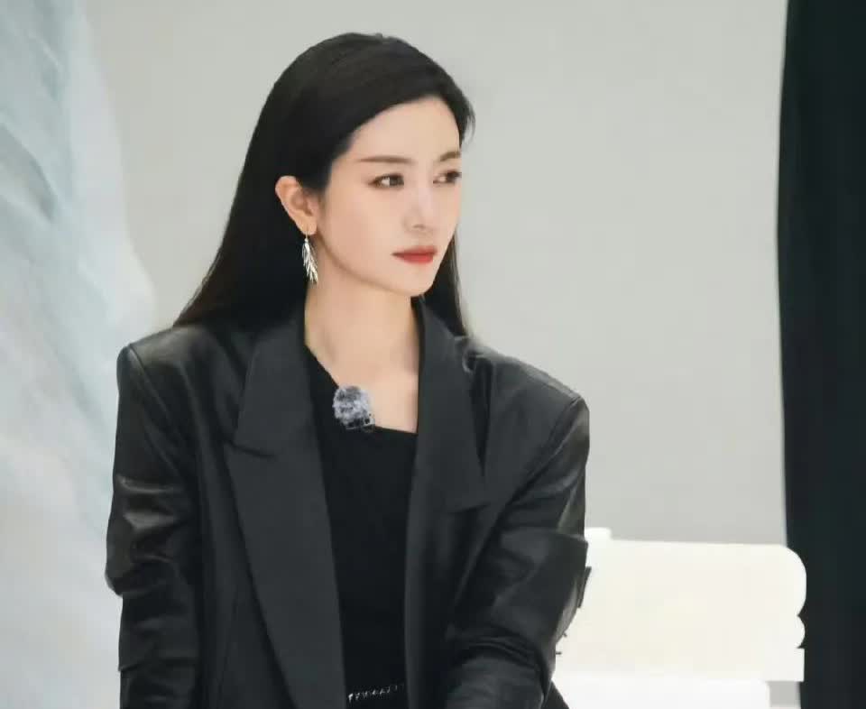 李晟翻红之路要毁姜尘手里了，有她给李晟发声，这二公的票至少得掉5万吧，姜尘不会是