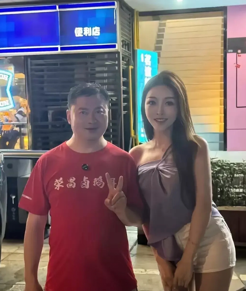 时代变了，难怪现在年轻人都想尽法子要出名做网红，不光赚钱快，找媳妇也不愁了！
