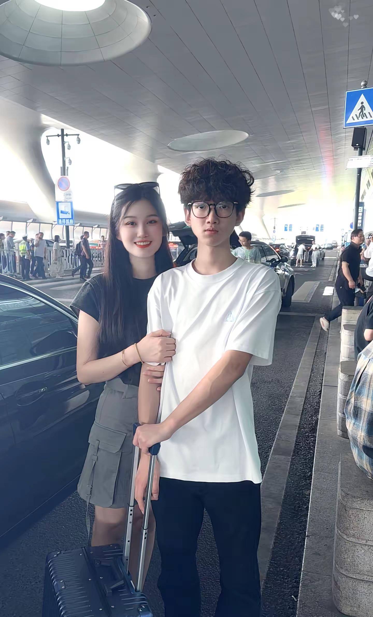 89年的妈妈  
08年的儿子  
🤓