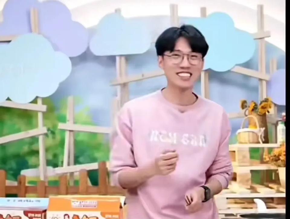 鹏鹏你是要笑s个人，一边吹嘘自己的做菜手艺，一边快速翻车“我跟你讲，这个很简单，
