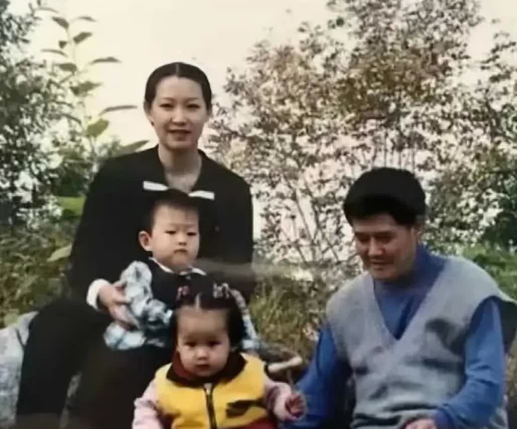 赵本山成名后，和马丽娟迎来龙凤胎儿女，这事儿当年可成了人们茶余饭后的谈资。那时候