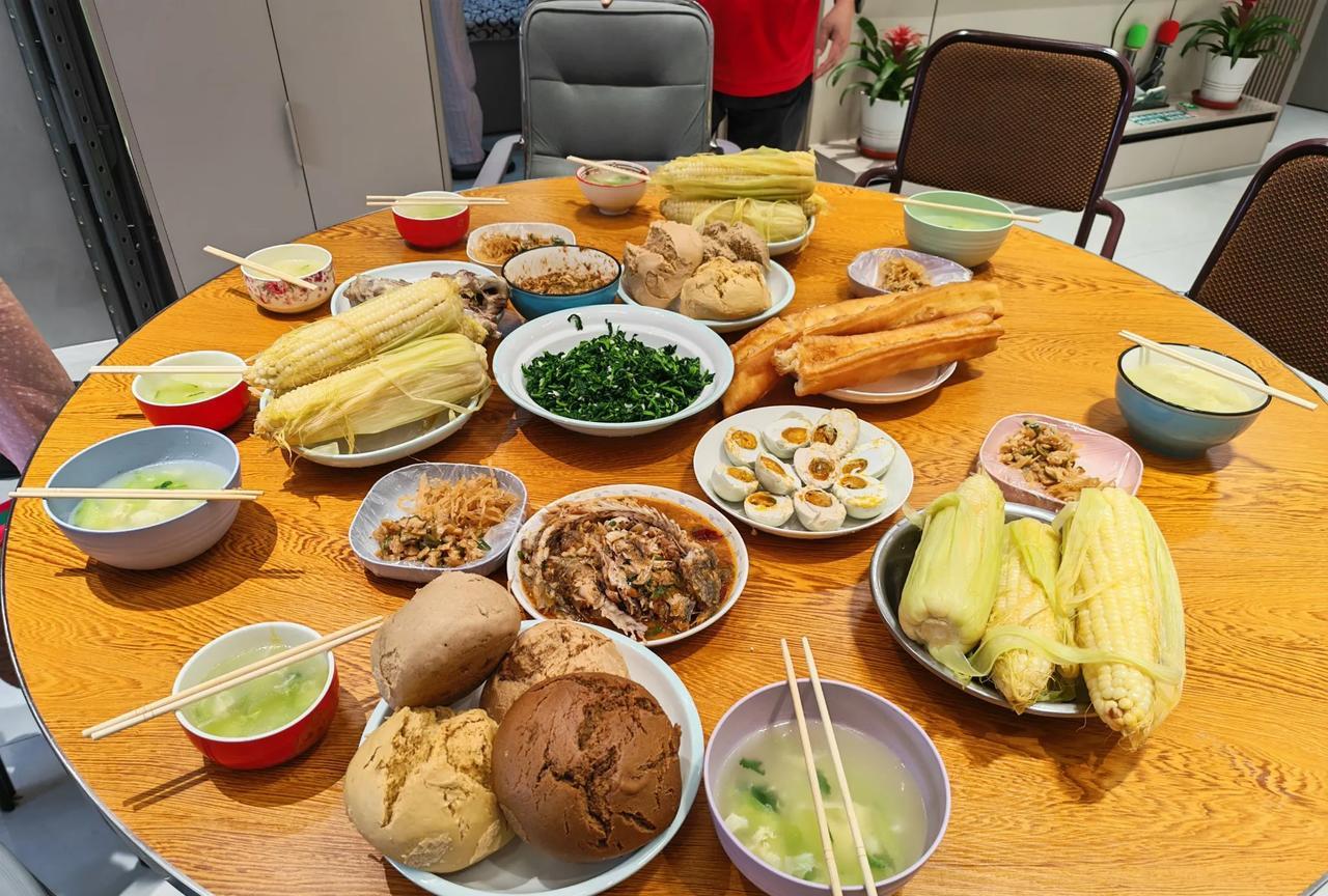 #分享一张最近随手拍的照片#
  我们相聚在思拉堡小镇幸福的生活，今日早餐