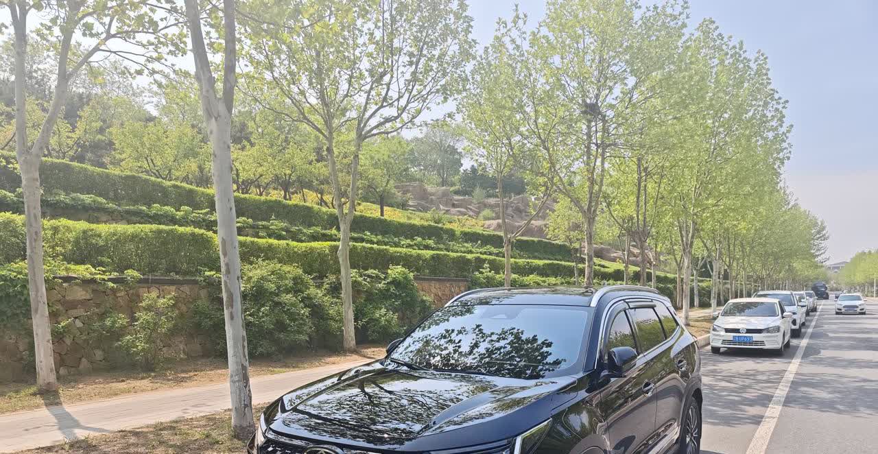 咱今儿就唠唠瑞虎8 Pro这台车的内饰空间啊，毕竟家里有娃的人最在意这地儿能不能
