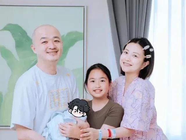 包文婧二胎平安喜得贵子，幸福满溢暖心瞬间