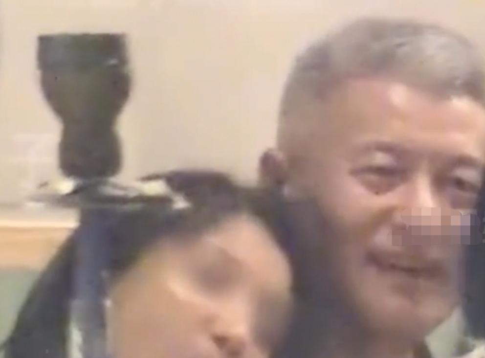 那英前脚在节目和老公不离不弃，
老公后脚疑似掉链子！
在综艺节目中，那英被问
荒