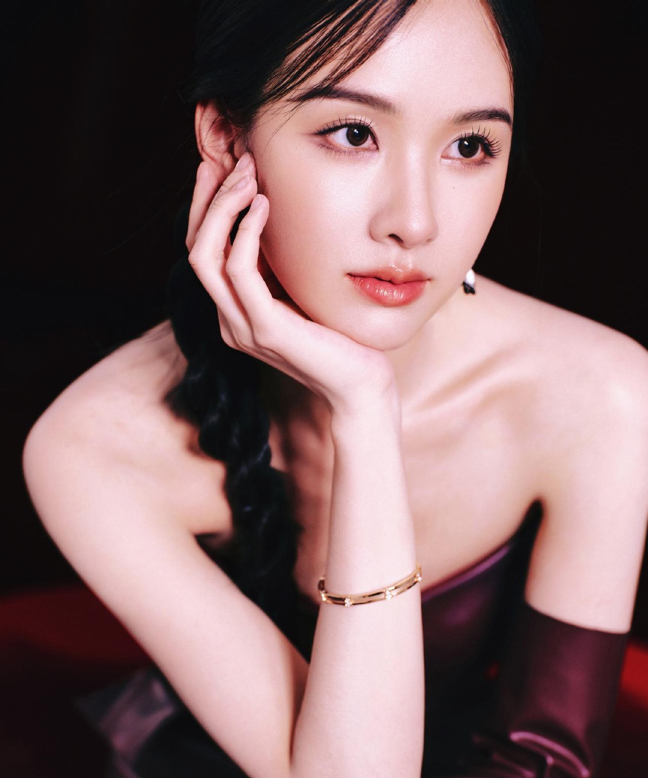 陈都灵皮裙好热但好美