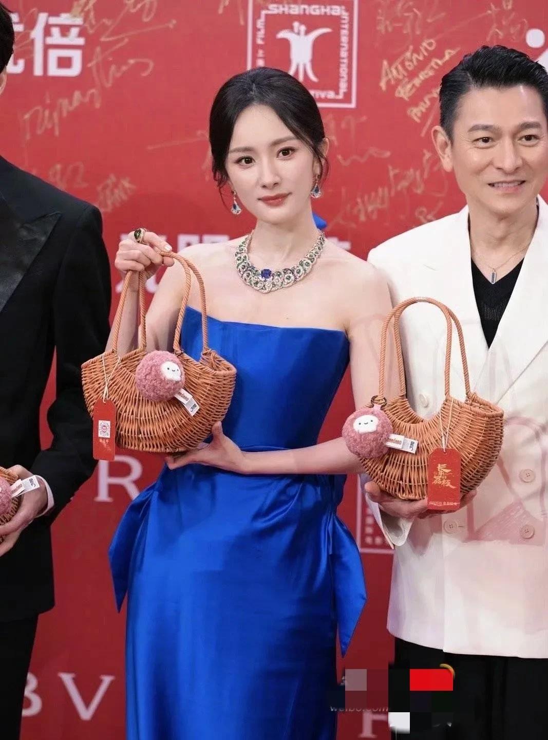 杨幂在娱乐圈之所以能长红的原因 
一眼就能看出
昨天在上海电影节，电影《长安的荔