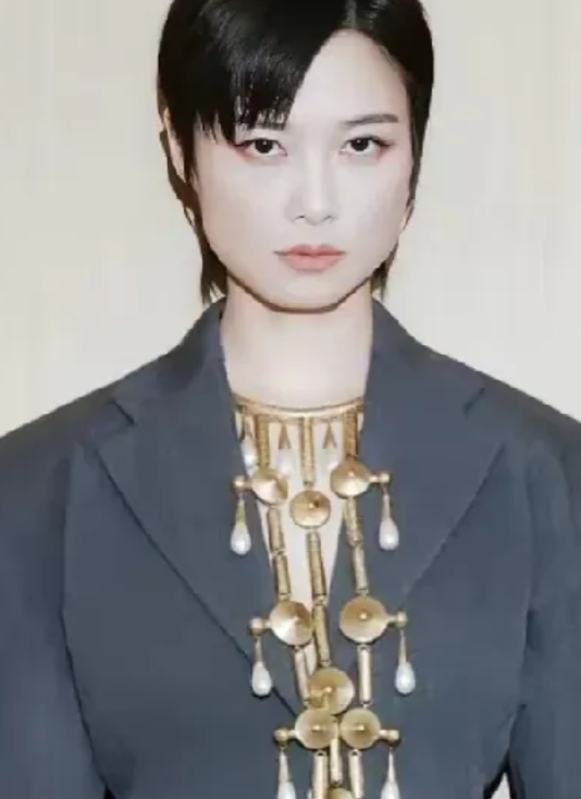 天呐，李宇春，
你藏的也太深了吧，
竟然有了这么多压轴出场场面。

她是C位平衡