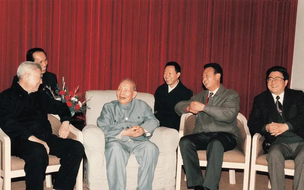 1993年新春，上海会客厅内暖意融融。吴邦国同志笑着凑近陈云同志身边：“浦东塔吊