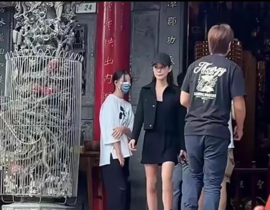 汪小菲女儿小玥儿最近被台媒拍到的一组照片，看得人心里咯噔一下。
家人们谁懂啊！