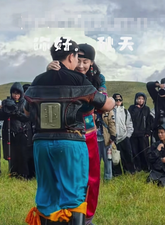 《一路繁花2》真的好治愈！

姐姐们和两位弟弟在呼伦贝尔大草原玩嗨的样子，简直羡