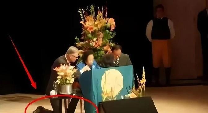 2015年，屠呦呦受邀发表演讲，可由于话筒线不够长，只能弯着腰讲话，这时，瑞典医